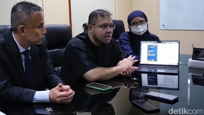 Ibrahim Arief alias Ibam didampingi pengacara Afrian Bondjol memberikan pernyataan pers di Jakarta, Rabu (13/5/2026). Ibam menyatakan akan mengajukan banding sekaligus mengajukan permohonan pemeriksaan ulang perkara secara menyeluruh di Pengadilan Ti