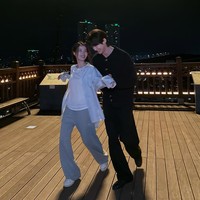 Belakangan adegan ciuman Byeon Woo Seok dan IU juga viral membuat penonton histeris. Saking panasnya, banyak yang bertanya-tanya bagaimana perasaan kekasih IU di kehidupan nyata, Lee Jong Suk. Foto: dok. Instagram @dlwlrma