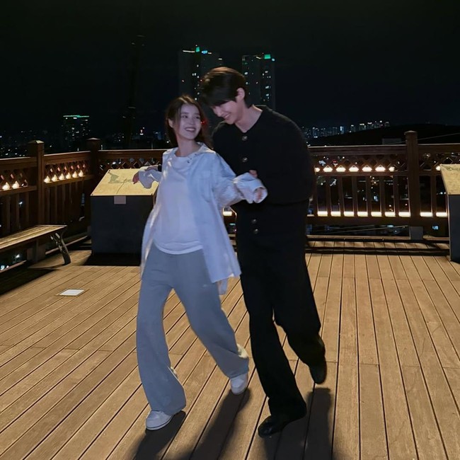 Belakangan adegan ciuman Byeon Woo Seok dan IU juga viral membuat penonton histeris. Saking panasnya, banyak yang bertanya-tanya bagaimana perasaan kekasih IU di kehidupan nyata, Lee Jong Suk. Foto: dok. Instagram @dlwlrma