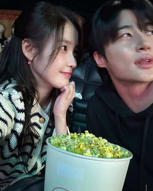 Sang aktris kerap membagikan foto kebersamaan mereka di balik layar. Fans akhirnya betah ‘camping’ di Instagram IU. Foto: dok. Instagram @dlwlrma
