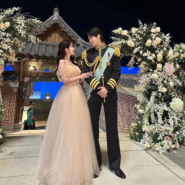 Byeon Woo Seok lahir pada 1991, sementara IU kelahiran 1993. Dengan perbedaan usia dua tahun, chemistry mereka terlihat natural dan dinilai begitu serasi. Foto: dok. Instagram @dlwlrma