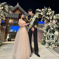 Byeon Woo Seok lahir pada 1991, sementara IU kelahiran 1993. Dengan perbedaan usia dua tahun, chemistry mereka terlihat natural dan dinilai begitu serasi. Foto: dok. Instagram @dlwlrma