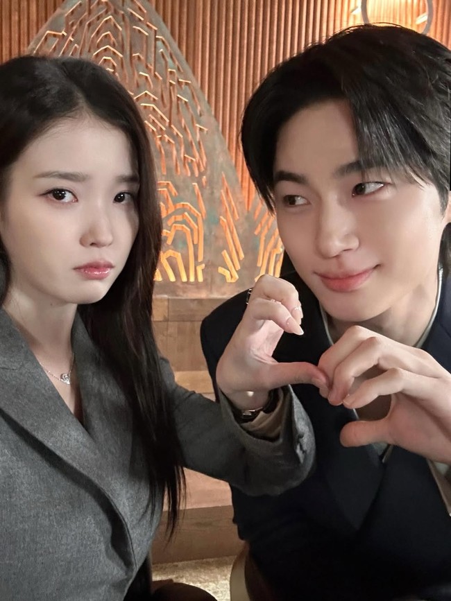 Mereka pertama kali bertemu 10 tahun lalu saat syuting drama Korea Moon Lovers: Scarlet Heart Ryeo. Namun, saat itu Byeon Woo Seok diceritakan sebagai pacar yang tega berselingkuh dari IU. Kisah angst itu kini berubah menjadi fluff di Perfect Crown. Foto: dok. Instagram @dlwlrma