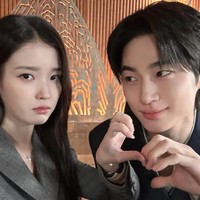 Mereka pertama kali bertemu 10 tahun lalu saat syuting drama Korea Moon Lovers: Scarlet Heart Ryeo. Namun, saat itu Byeon Woo Seok diceritakan sebagai pacar yang tega berselingkuh dari IU. Kisah angst itu kini berubah menjadi fluff di Perfect Crown. Foto: dok. Instagram @dlwlrma