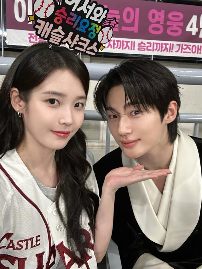 Dalam sebuah wawancara, IU memuji Byeon Woo Seok sebagai sosok yang “sangat imut, baik hati, dan punya kulit bagus.” Netizen sontak heboh mendengar jawaban sang aktor yang terang-terangan menyebut IU benar-benar seksi, cantik, dan imut. Foto: dok. Instagram @dlwlrma