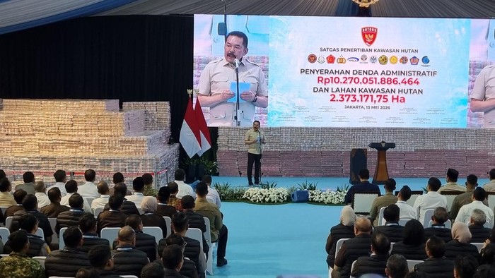 Jaksa Agung ST Burhanuddin mengungkapkan asal usul tumpukan uang bak piramida sebanyak Rp 10,2 triliun yang diserahkan ke kas negara hari ini. (Taufiq/detikcom)