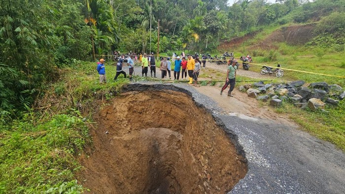 Ruas jalan di Kabupaten Limapuh Kota Sumatera Barat  amblas setelah diguyur hujan deras