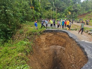 Jalan di Limapuluh Kota Amblas, DPRD Minta Pemda Ambil Langkah Cepat