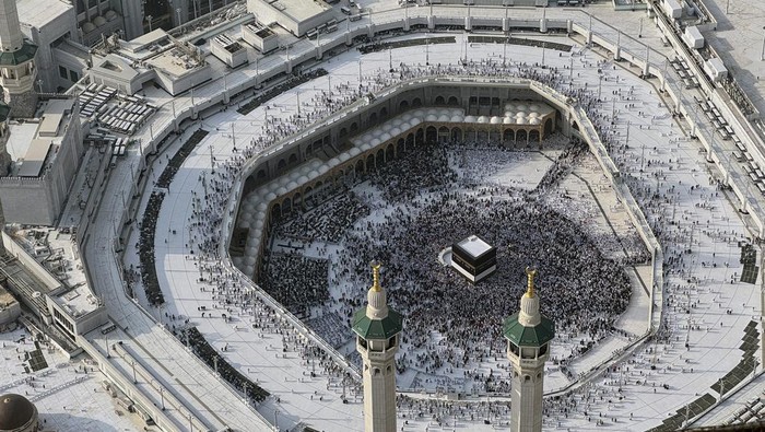 Jamaah calon haji dari berbagai negara melakukan tawaf di Masjidil Haram, Makkah, Arab Saudi, Selasa (12/5/2026). Berdasarkan data Kementerian Haji dan Umrah RI hingga hari ke-22 operasional penyelenggaraan haji jumlah jamaah calon haji Indonesia yang telah berangkat ke Arab Saudi tercatat sebanyak 138.879 orang yang terbagi dalam 359 kloter. ANTARA FOTO/Citro Atmoko/sgd/kye