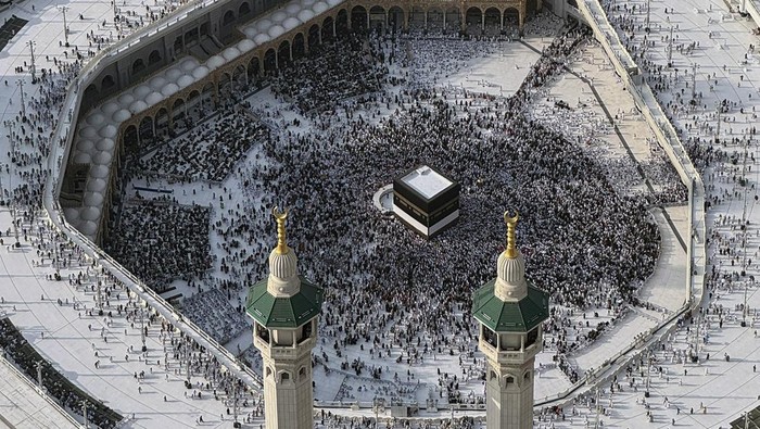 Jamaah calon haji dari berbagai negara melakukan tawaf di Masjidil Haram, Makkah, Arab Saudi, Selasa (12/5/2026). Berdasarkan data Kementerian Haji dan Umrah RI hingga hari ke-22 operasional penyelenggaraan haji jumlah jamaah calon haji Indonesia yang telah berangkat ke Arab Saudi tercatat sebanyak 138.879 orang yang terbagi dalam 359 kloter. ANTARA FOTO/Citro Atmoko/sgd/kye