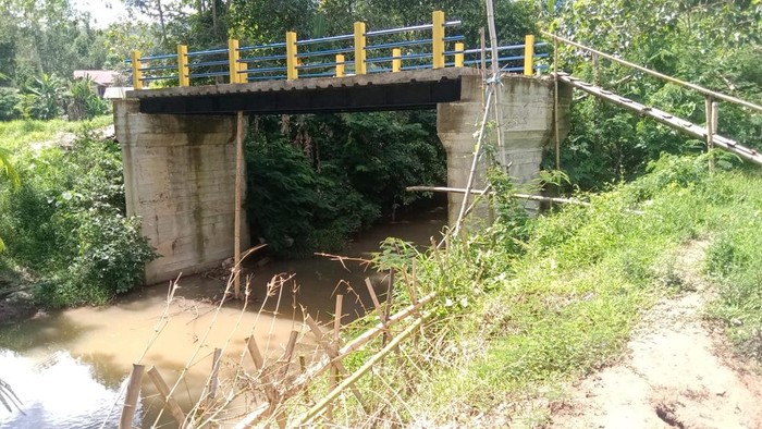 Jembatan di Kecamatan Sangalla Selatan, Kabupaten Tana Toraja, mangkrak.