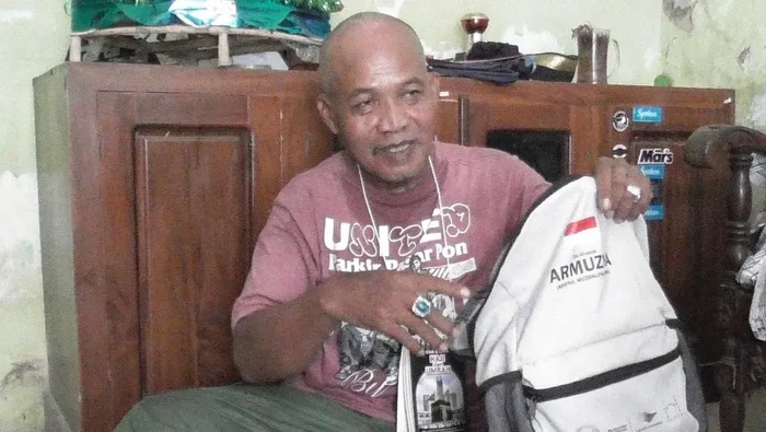 Sucipto menunjukkan tas perlengkapan ibadah haji di rumahnya, Kelurahan Sumampir RT 03 RW 03, Kecamatan Purwokerto Utara, Kabupaten Banyumas, Jawa Tengah, Senin (12/5/2026).