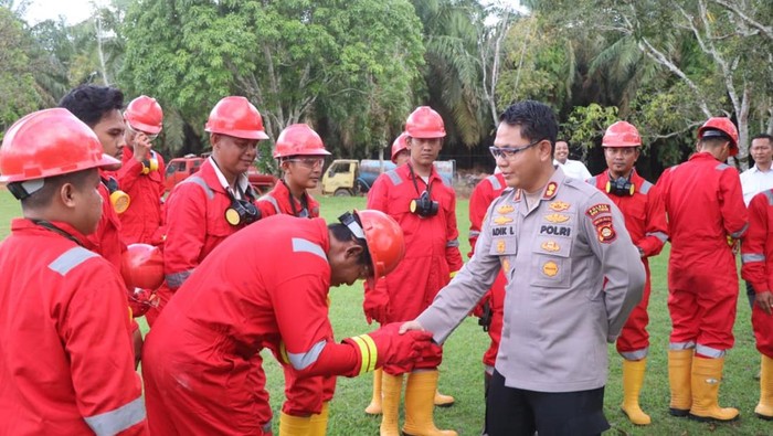 Kapolres OKU Timur AKBP Adik Listiyono, memimpin langsung pengecekan persiapan personel penanggulangan kebakaran di sektor perkebunan strategis Kabupaten Ogan Komering Ulu Timur (Foto: Dok. Istimewa)
