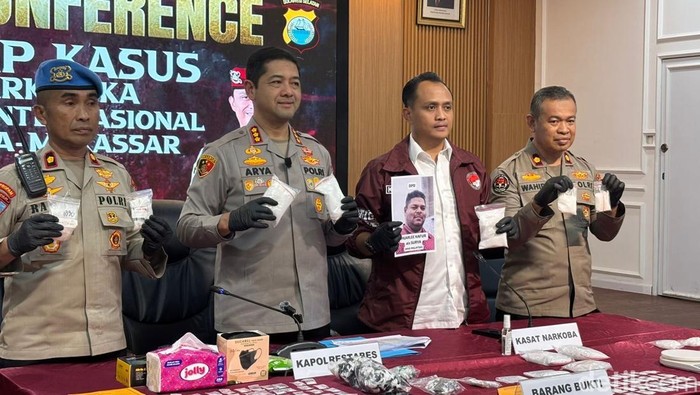Kapolrestabes Makassar Kombes Arya Perdana merilis pengungkapan kasus narkoba jaringan internasional.