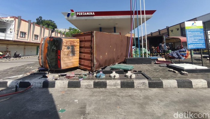 Penampakan truk yang terguling di SPBU Silayur, Ngaliyan, Kota Semarang, Rabu (13/5/2026).