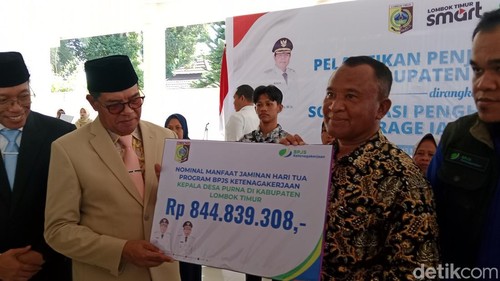 Kepala desa purna tugas menerima dana JHT dari BPJS Ketenagakerjaan di Pendopo Bupati Lombok Timur, NTB, Rabu (13/5/2026).
