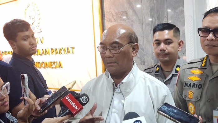 Ketua KNKT Soerjanto Tjahjono di kompleks parlemen, Senayan, Jakarta, Rabu (13/5/2025).