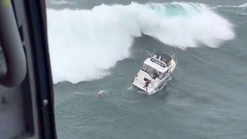 Kapal Tenggelam di Muara Sungai Columbia. Tim Penyelamat Penjaga Pantai Tiba Tepat Waktu untuk Merekam Kejadian dan Menyelamatkan Kapten. Foto: Boredpanda