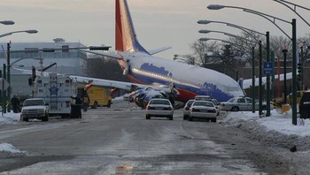 Penerbangan Southwest Airlines 1248 tergelincir hingga masuk ke jalan raya setelah gagal mendarat sempurna saat cuaca ekstrem. Pemandangan ini bikin banyak orang merinding. Foto: Boredpanda