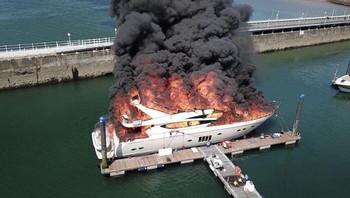Kapal Pesiar di Torquay, Inggris yang bersandar di dermaga berubah jadi lautan api. Asap hitam pekat membumbung tinggi dan terlihat dari kejauhan. Foto: Boredpanda