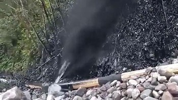 Pipa minyak pecah dan menyemburkan minyak ke hutan hujan Amazon di Ekuador. Minyak tersebut mengalir ke sungai yang memasok air minum bagi masyarakat adat di hilir. Foto: Boredpanda