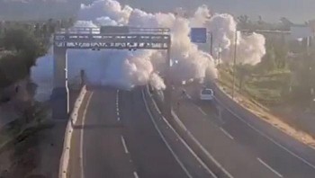 Truk Pengangkut Gas Cair Terbalik dan Meledak di Santiago, Chili Foto: Boredpanda