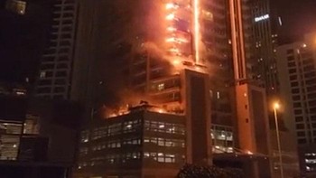 Gedung pencakar langit 35 lantai di Dubai terbakar. Bangunan tersebut milik perusahaan Emaar, pengembang di wilayah tersebut. Foto: Boredpanda