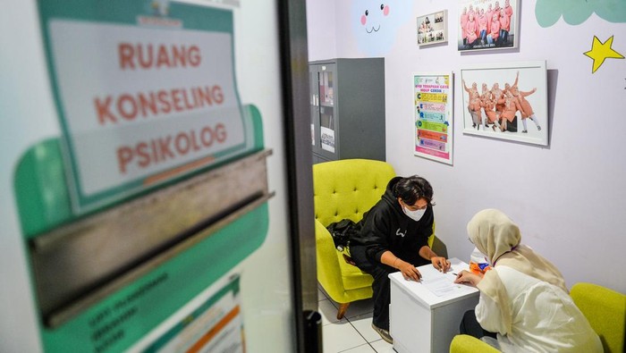 Psikolog mencatat percakapan saat mendengarkan keluhan dari seorang warga di Puskesmas Ibrahim Adjie, Bandung, Jawa Barat, Rabu (13/5/2026). Pemerintah Kota Bandung menghadirkan pelayanan psikologi klinis di 12 puskesmas yang dilakukan dalam rangka merespons tingginya tingkat stres dan gangguan kesehatan mental pada anak-anak usia sekolah. ANTARA FOTO/Raisan Al Farisi/wsj.