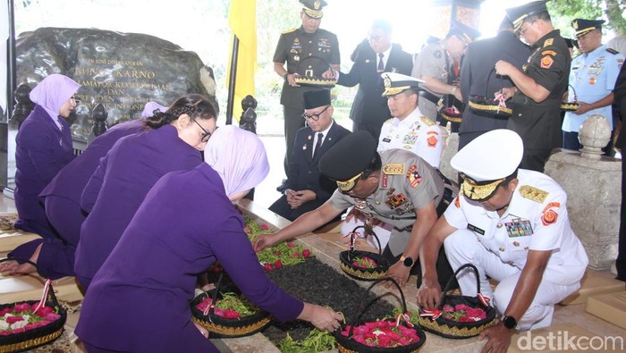 Lemhannas ziarah di Makam Bung Karno Blitar.