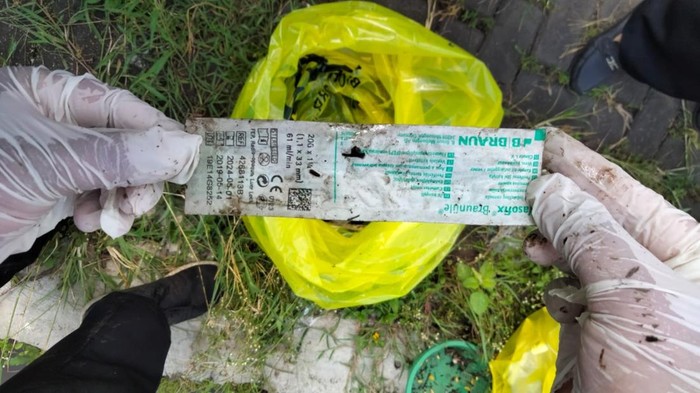 Limbah medis di parit pinggir jalan Kedungkandang Kota Malang