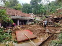 Cerita Abun, Korban Longsor Ciamis yang Butuh Seragam Sekolah Anak