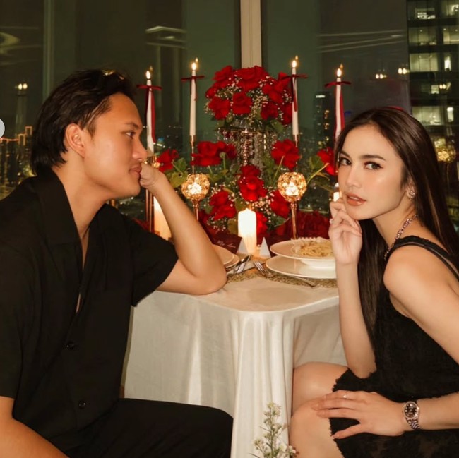 Foto Romantis Ultah Pernikahan Mahalini-Rizky Febian, Serasi Berbusana Hitam