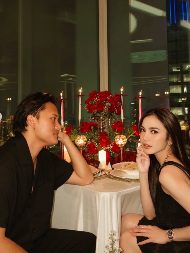 Foto Romantis Ultah Pernikahan Mahalini-Rizky Febian, Serasi Berbusana Hitam