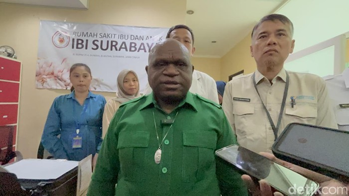 Menteri HAM Natalius Pigai saat di RS Ibu dan Anak IBI Surabaya