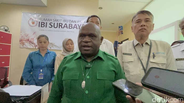 Menteri HAM Natalius Pigai saat di RS Ibu dan Anak IBI Surabaya