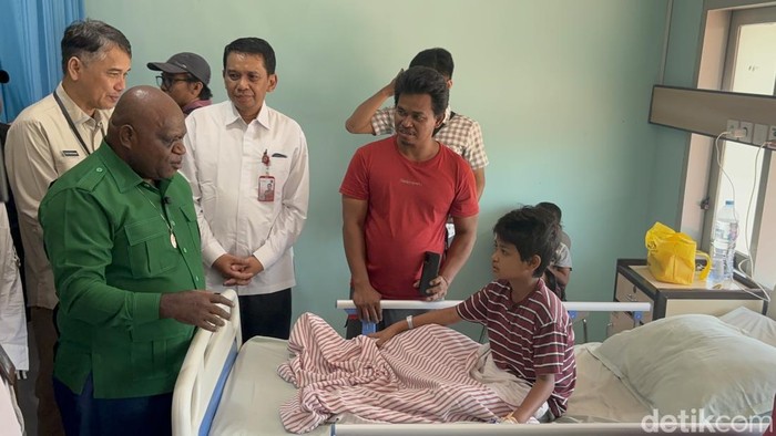 Menteri HAM Natalius Pigai jenguk siswa yang keracunan MBG di Surabaya