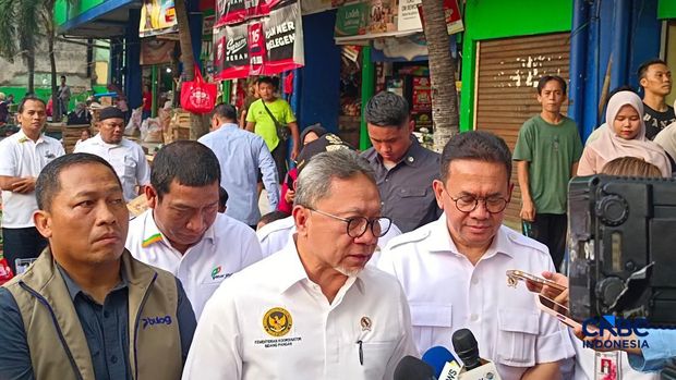 Menteri Koordinator Bidang Pangan Zulkifli Hasan bersama Menteri Perdagangan (Mendag) Budi Santoso, mengecek langsung harga dan stok bahan pangan di Pasar Palmerah, Jakarta Pusat, Rabu (13/5/226).(CNBC Indonesia/Martyasari Rizky)