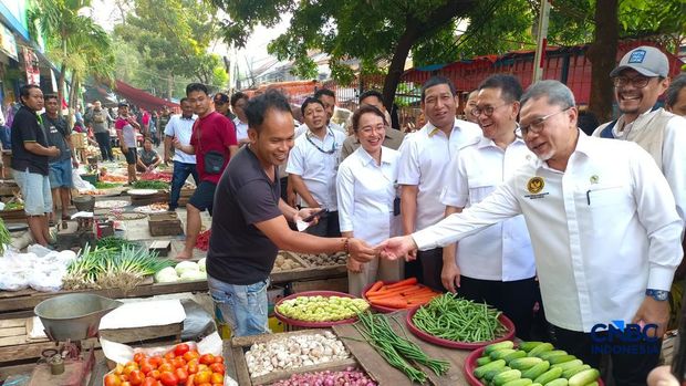 Menteri Koordinator Bidang Pangan Zulkifli Hasan bersama Menteri Perdagangan (Mendag) Budi Santoso, mengecek langsung harga dan stok bahan pangan di Pasar Palmerah, Jakarta Pusat, Rabu (13/5/226).(CNBC Indonesia/Martyasari Rizky)