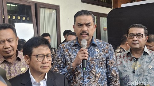 Menteri Usaha Mikro, Kecil, dan Menengah (UMKM) Maman Abdurrahman usai acara Akad Massal KUR 1.000 UMKM Ekonomi Kreatif dan Bursa Wirausaha Unggulan di Provinsi Bali, Rabu (13/5/2026). (Fabiola Dianira)