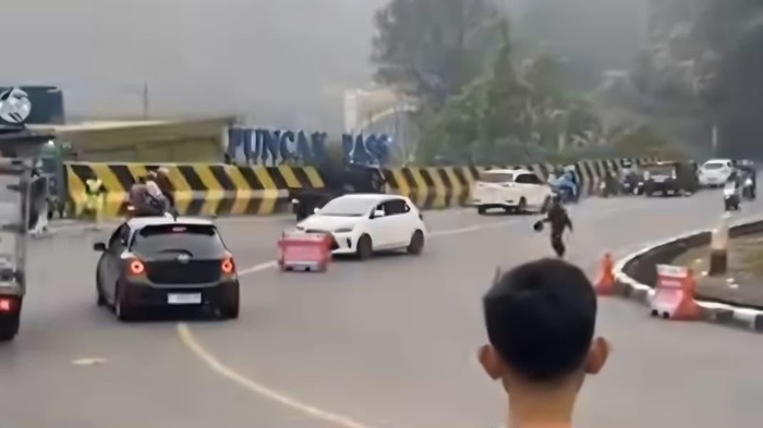 Mobil LGCG diduga terlibat keributan dengan pemotor hingga dihalangi water barrier di Puncak Pass, Cianjur, Jawa Barat