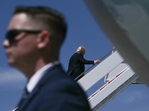 Rombongan Trump Buang Barang Pemberian China Sebelum Naik Air Force One
