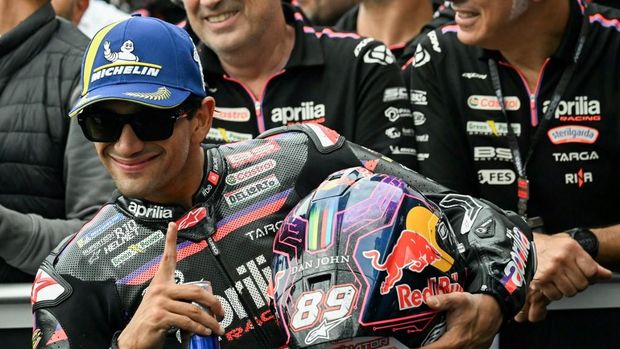 MOTO-PRIX-FRA-MOTOGP Aprilia Racing's Spanish rider Jorge Martin celebrates in parc ferme after winning the Moto GP Grand Prix of France at Le Mans, northwestern France, on May 10, 2026. (Photo by Loic VENANCE / AFP)