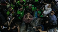 Momen Haru saat Nadiem Peluk dan Rangkul Ojol Usai Dituntut 18 Penjara