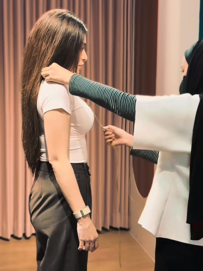 Nathalie Holscher dan Aripat fitting baju.