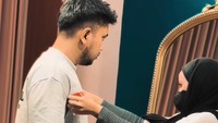Aripat juga melakukan fitting baju. Foto: TikTok @nathalieholscher