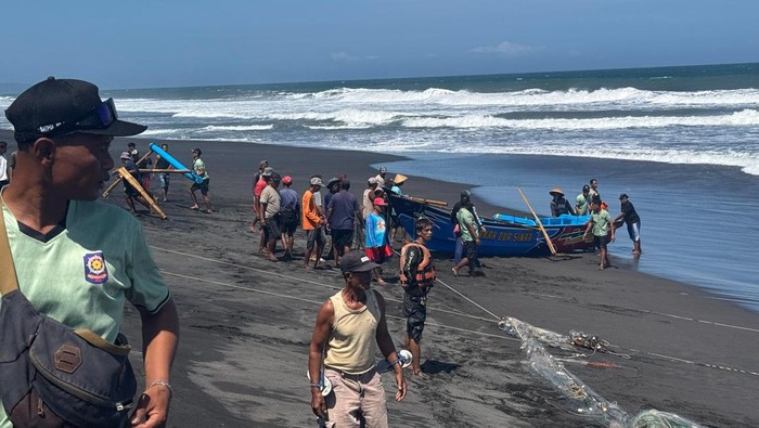 Tim SAR Gabungan saat melakukan evakuasi nelayan yang hilang di Pantai Baru, Poncosari, Srandakan, Bantul, Rabu (13/5/2026).