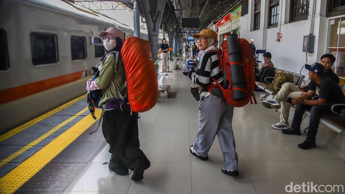 Sejumlah penumpang bersiap menaiki kereta api jarak jauh tujuan Malang di Stasiun Pasar Senen, Jakarta Pusat, Rabu (13/5/2026). Suasana stasiun tampak lebih sibuk menjelang libur panjang Kenaikan Isa Al Masih.