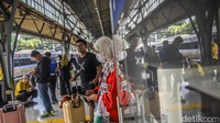 Sejumlah penumpang bersiap menaiki kereta api jarak jauh tujuan Malang di Stasiun Pasar Senen, Jakarta Pusat, Rabu (13/5/2026). Suasana stasiun tampak lebih sibuk menjelang libur panjang Kenaikan Isa Al Masih.