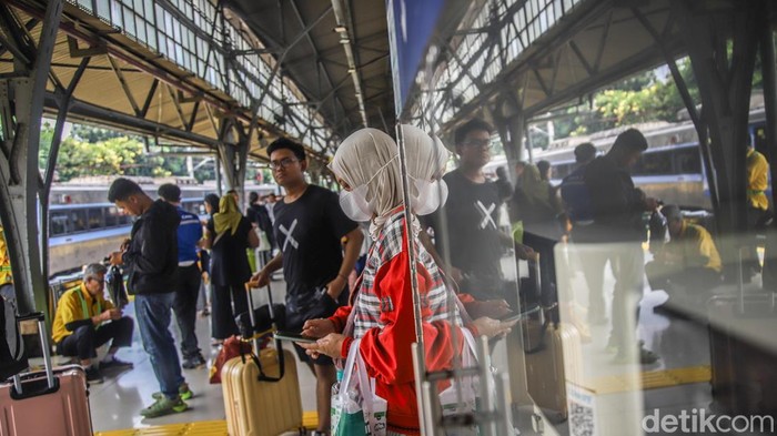Sejumlah penumpang bersiap menaiki kereta api jarak jauh tujuan Malang di Stasiun Pasar Senen, Jakarta Pusat, Rabu (13/5/2026). Suasana stasiun tampak lebih sibuk menjelang libur panjang Kenaikan Isa Al Masih.