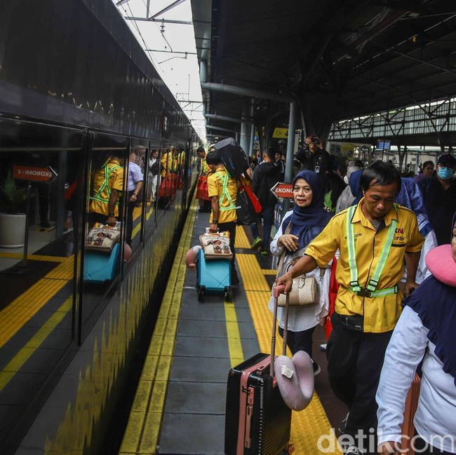 Pasar Pasar Senen Padat Penumpang Jelang Libur Panjang